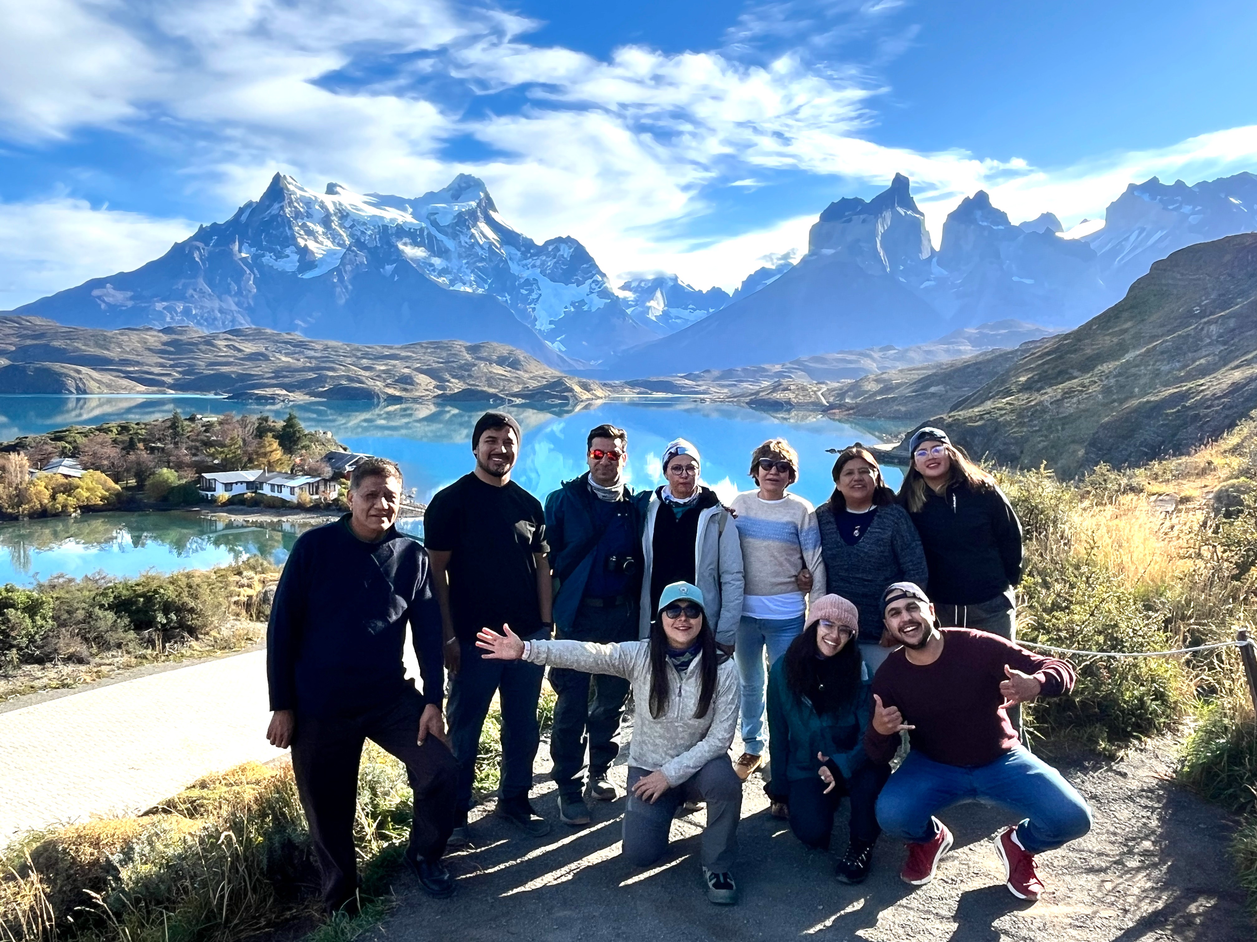 Pasajeros Nomades en el tour Full Day Torres del Paine en mirador Cuernos