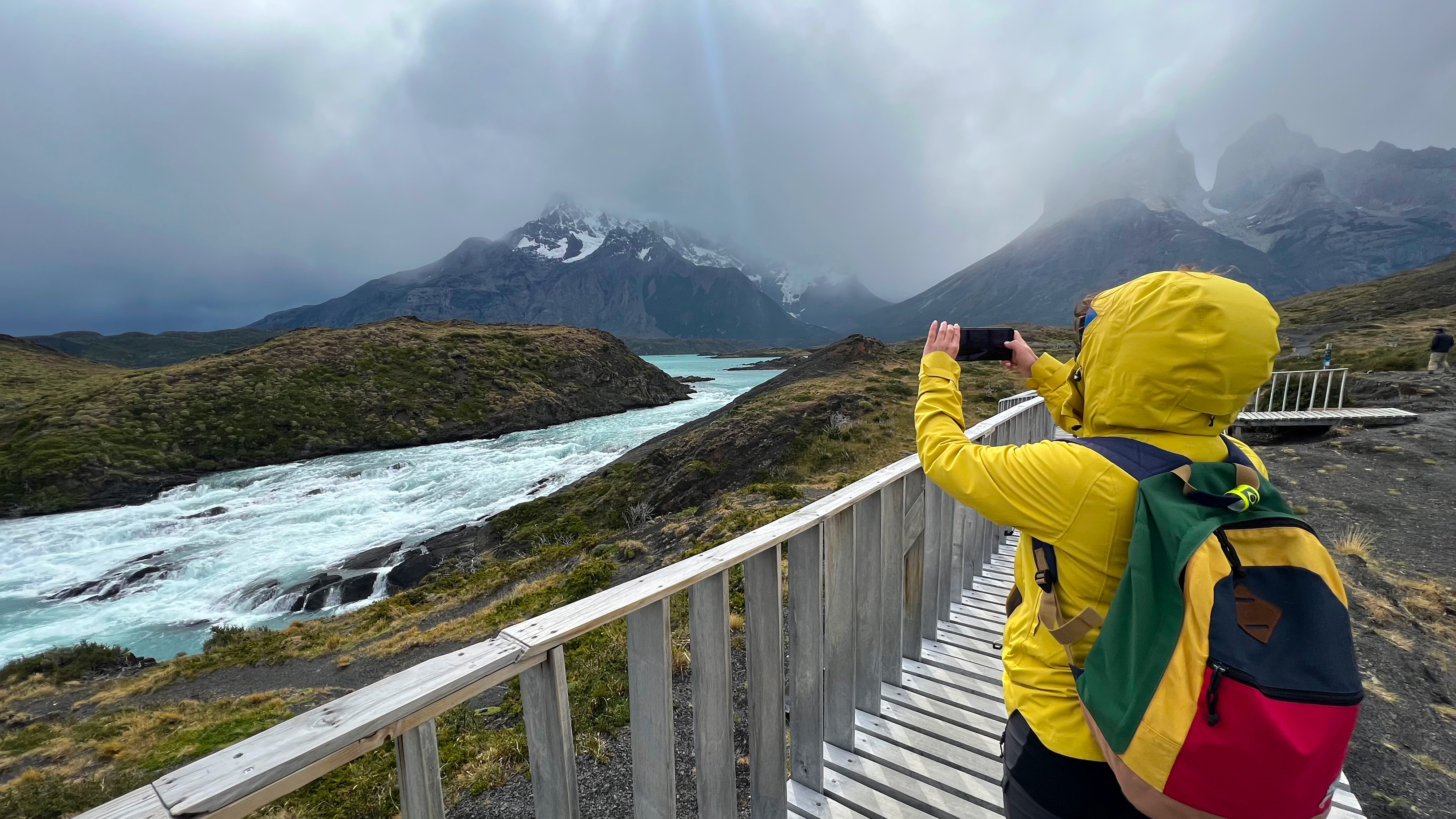 Persona tomando fotografía en río Paine