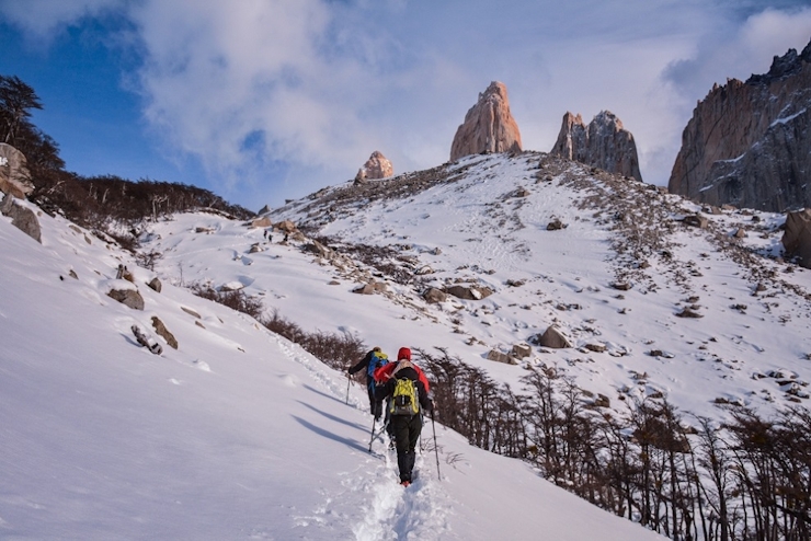 Personas Caminando en nieve a Base Torres