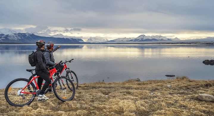 turistas em passeio de bicicleta em Puerto Natales