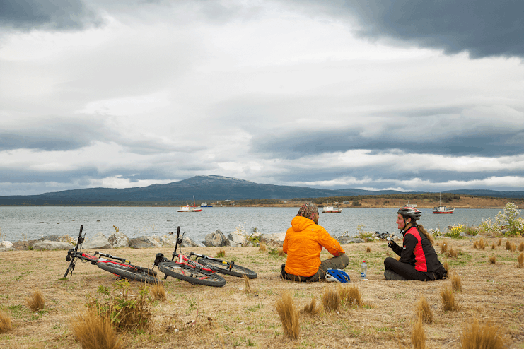 turistas descansando en tour en bicicleta por Puerto Natales