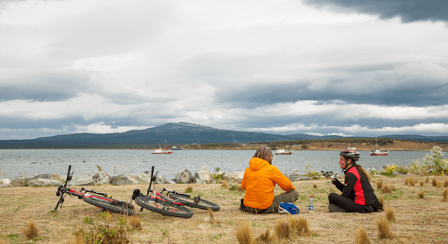 turistas descansando en tour en bicicleta por Puerto Natales