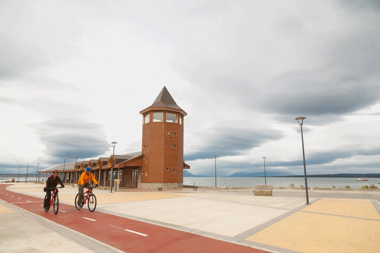 turistas en paseo en bicicleta por la costa de Puerto Natales