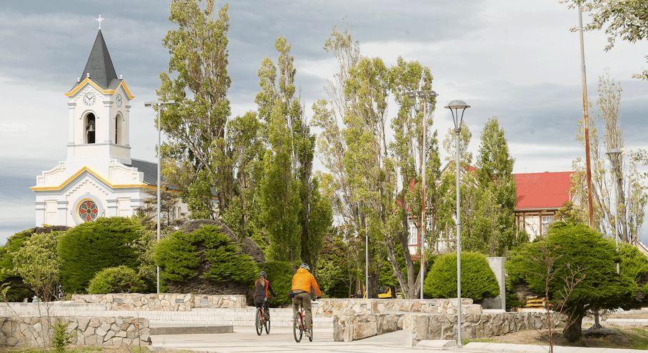 turistas en paseo en bicicleta por el centro de Puerto Natales
