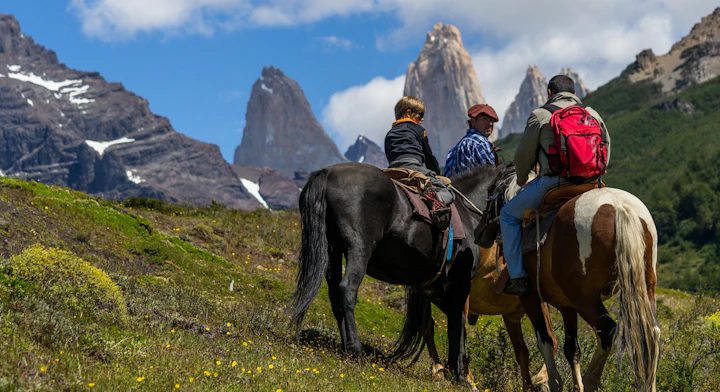 Cerro paine en Puerto Natales con personas