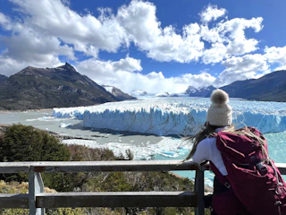 Full Day Glaciar Perito Moreno en Puerto Natales & Torres del Paine Turista en frente del glaciar Perito Moreno