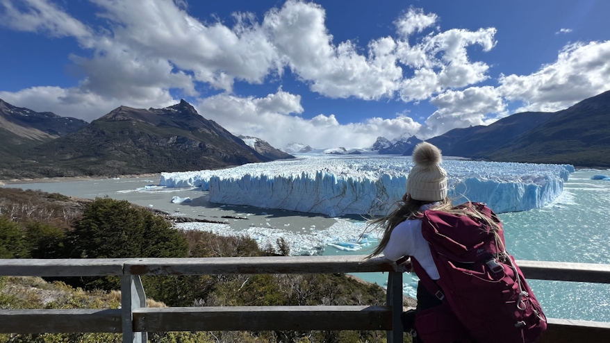 Turista en frente del glaciar Perito Moreno