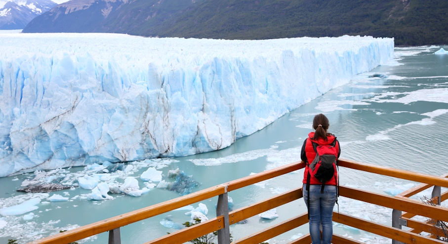 Turista en frente del glaciar Perito Moreno
