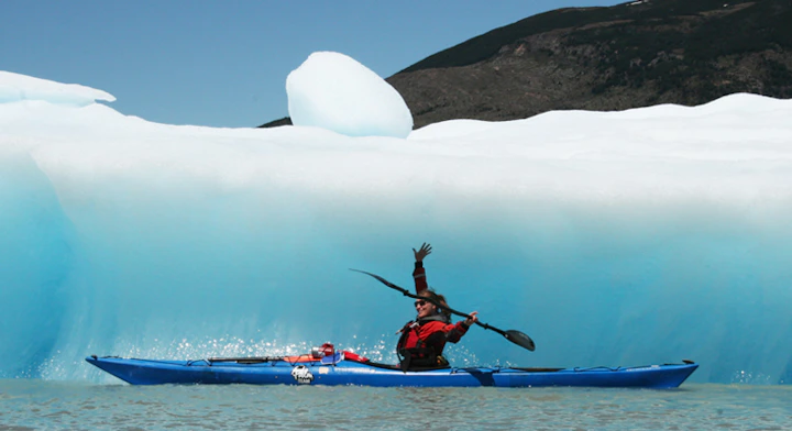 turista navegando de kayak en el lago grey