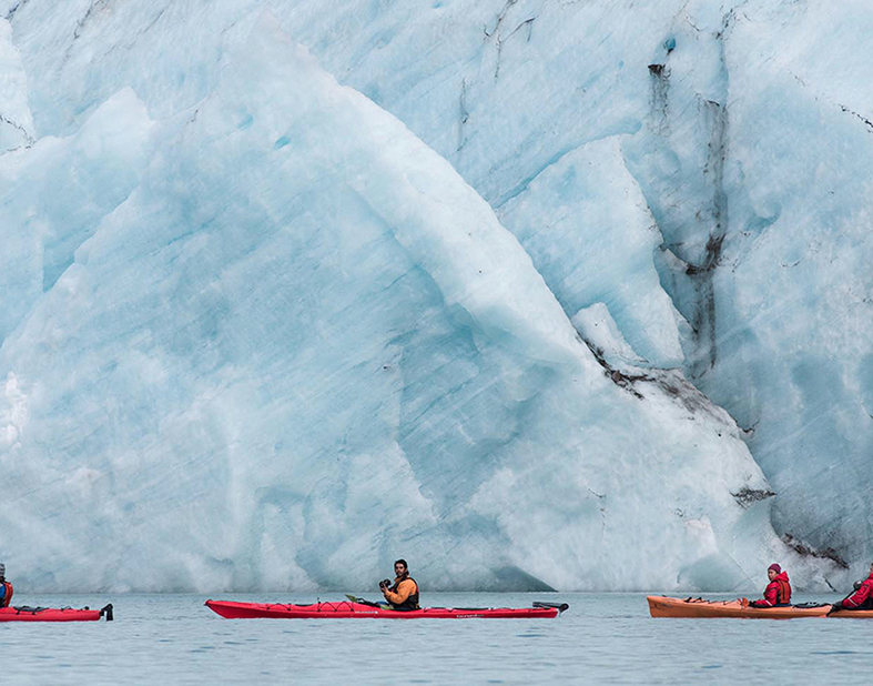 turistas navegando cerca del glaciar grey