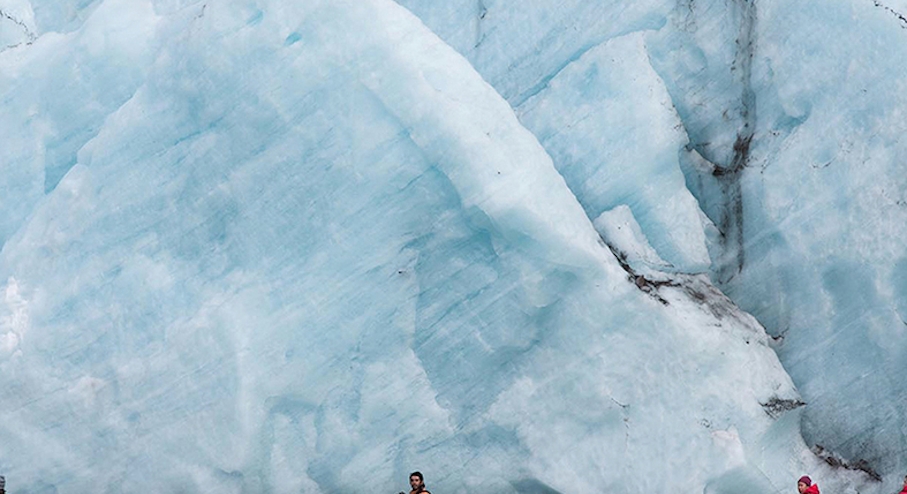 turistas navegando cerca del glaciar grey