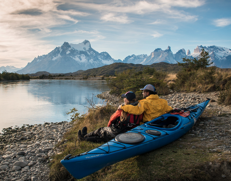 turistas descansan después del kayak en el lago grey
