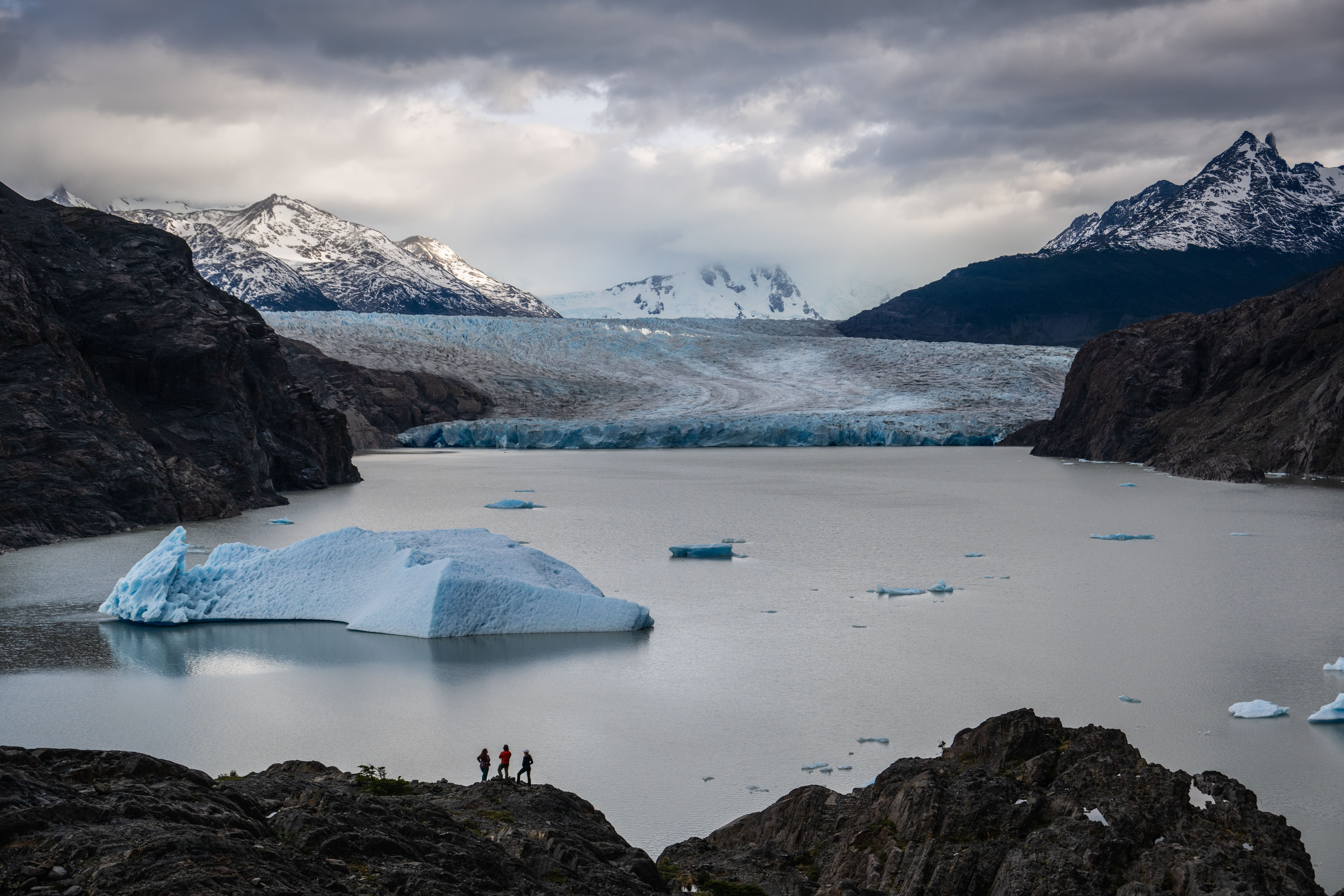 Panorámica de la vista del lago y del glaciar Grey en Torres del Paine