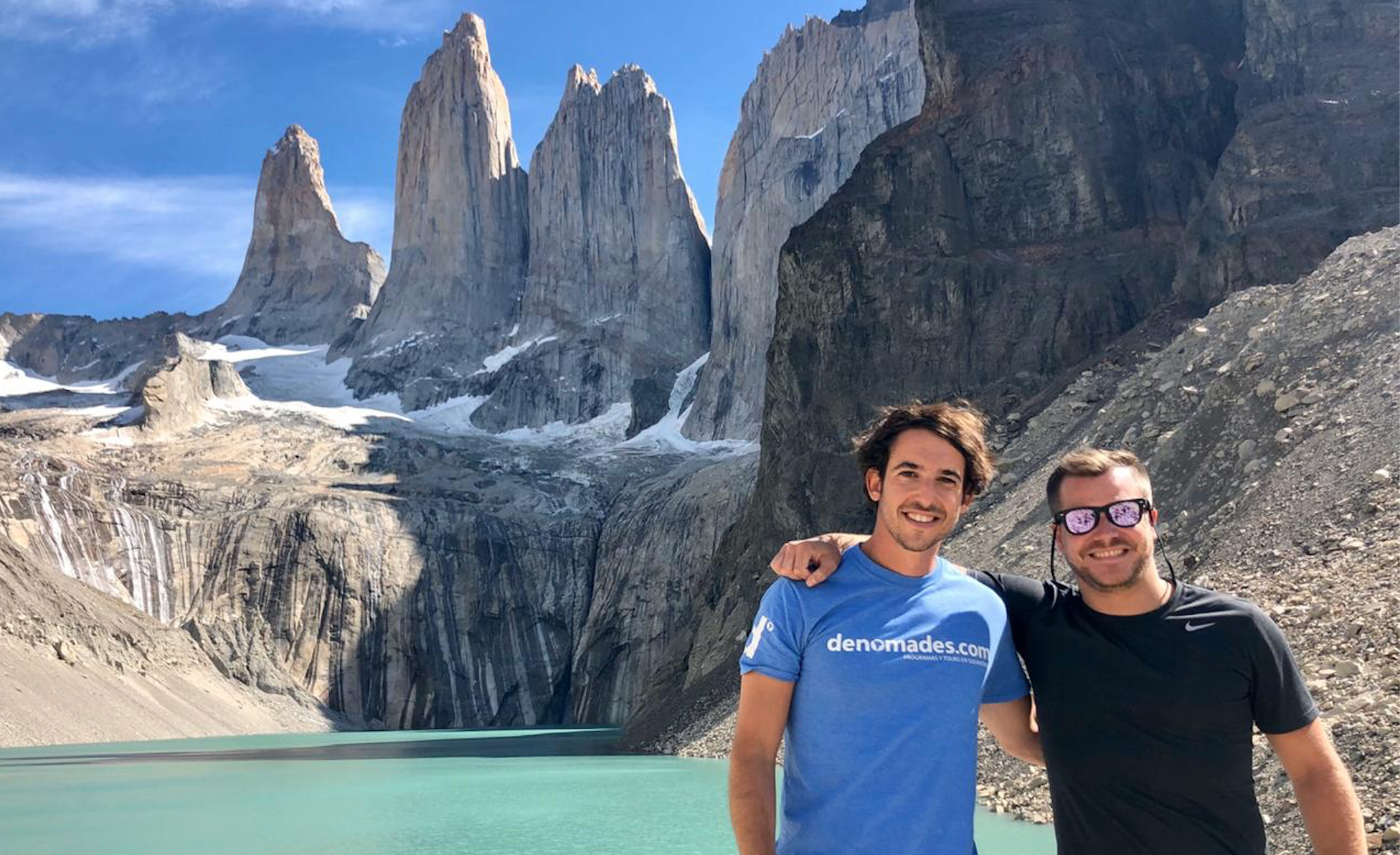 Pasajeros en la base de las Torres del Paine con la polera Nomades