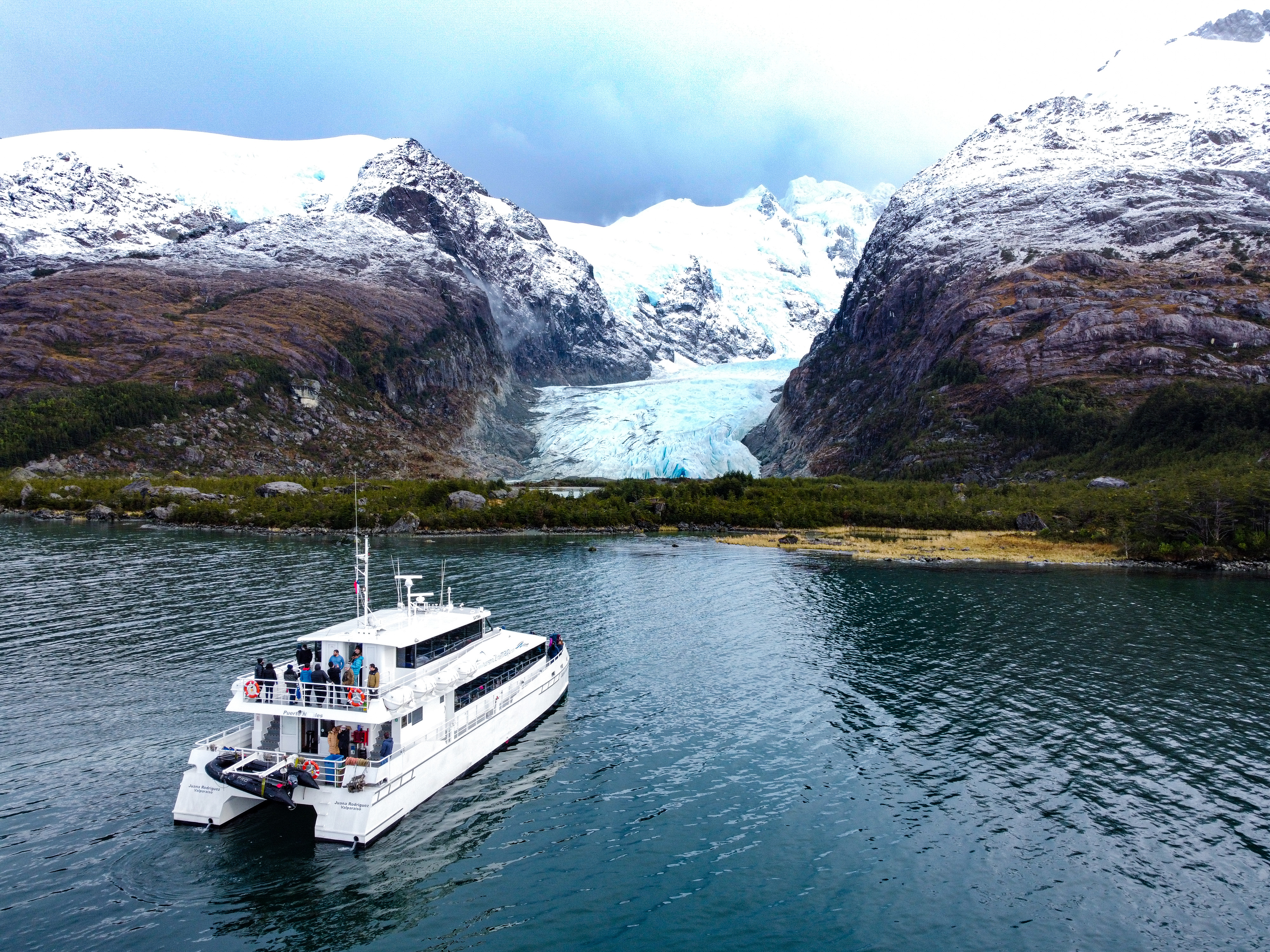 Catamarán frente a glaciar