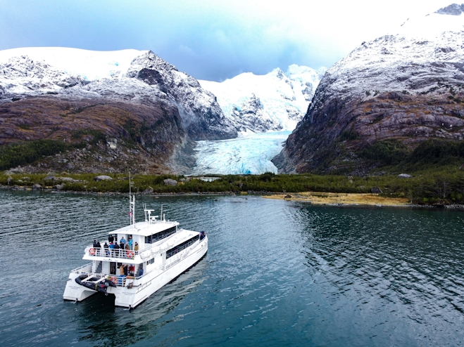 Catamarán frente a glaciar