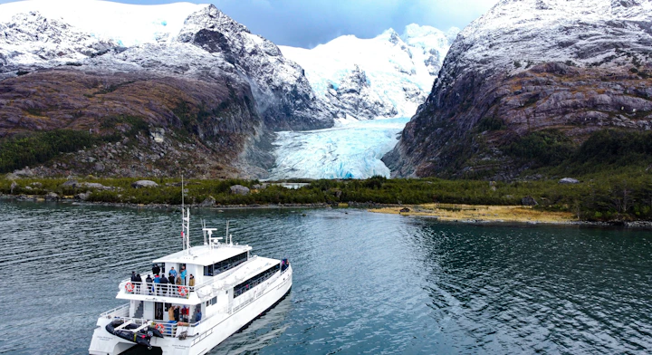 Catamarán frente a glaciar