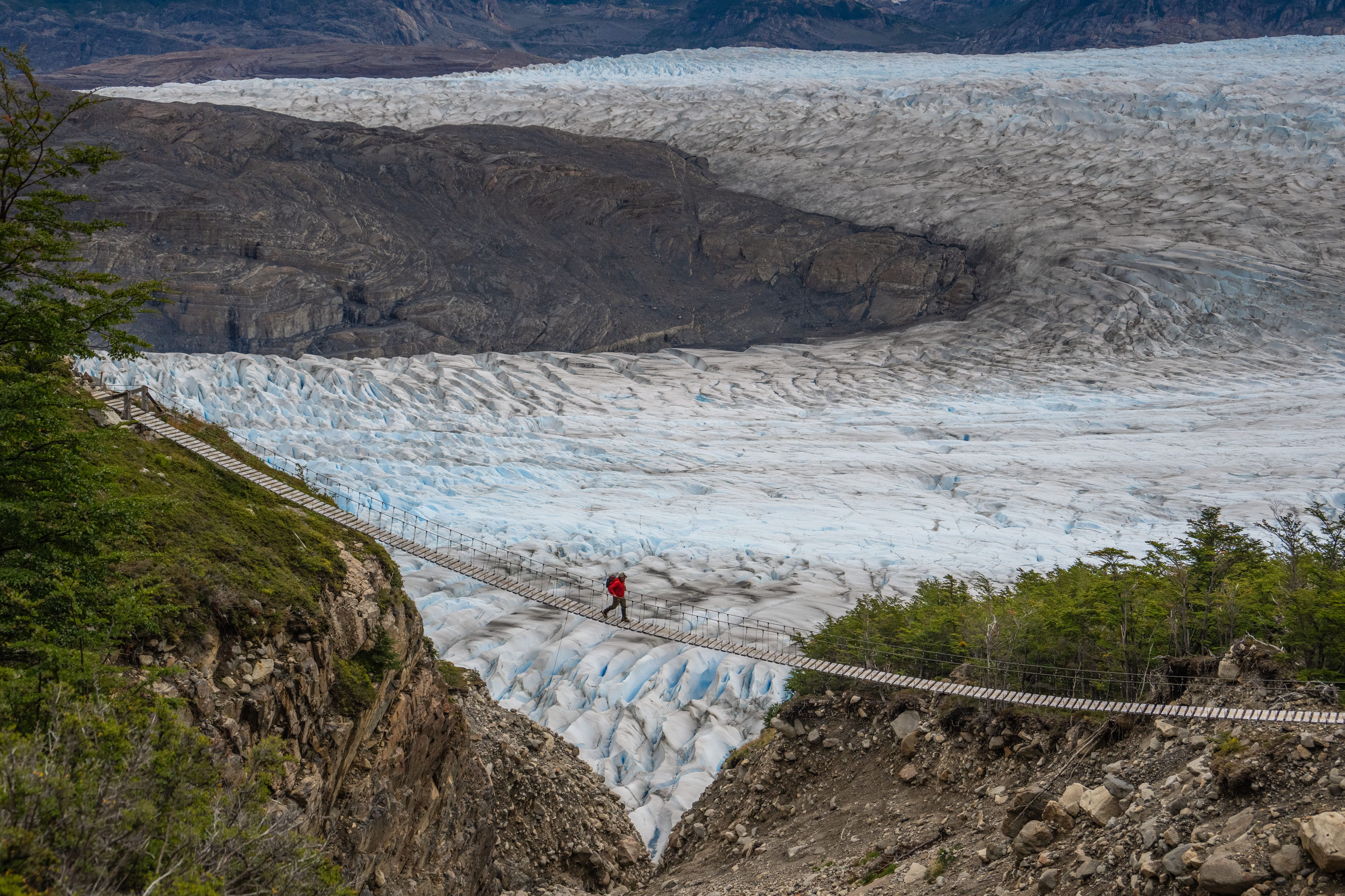 Vista panorámica de los puentes colgantes en el Circuito O de Torres del Paine