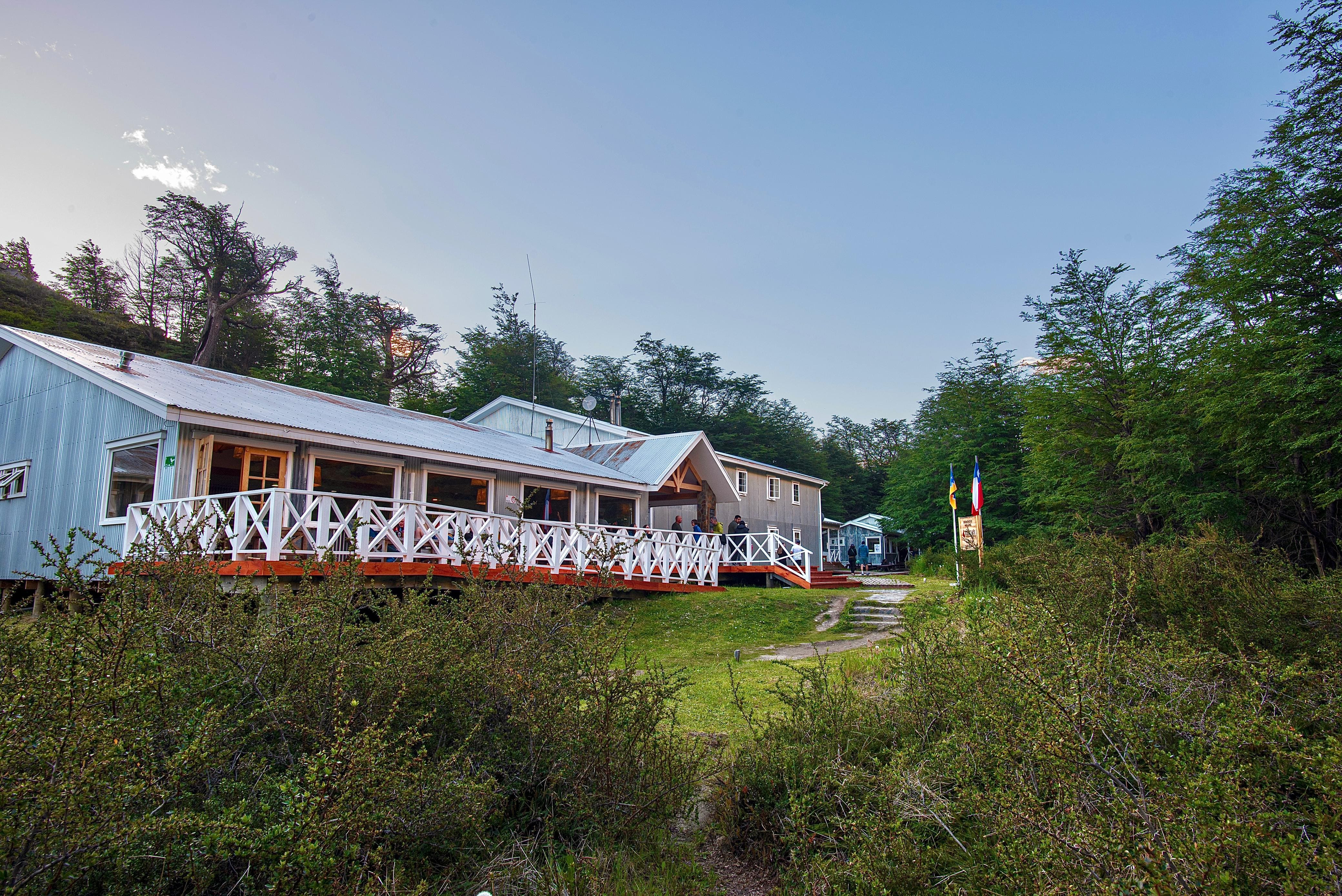 Vista exterior del refugio Grey en Torres del Paine