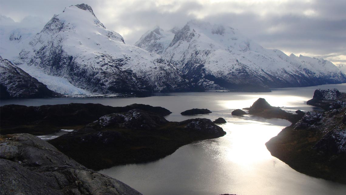 Fiordo de las montañas y glaciar Bernal.