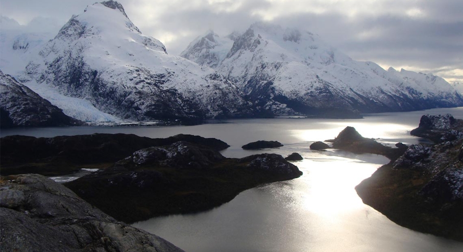 Fiordo de las montañas y glaciar Bernal.