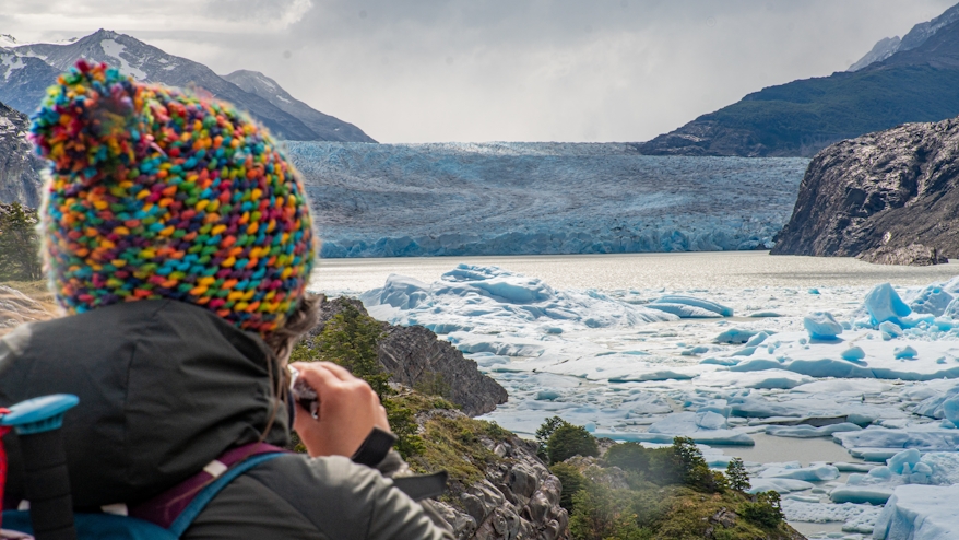 Mujer observando el Glaciar Grey
