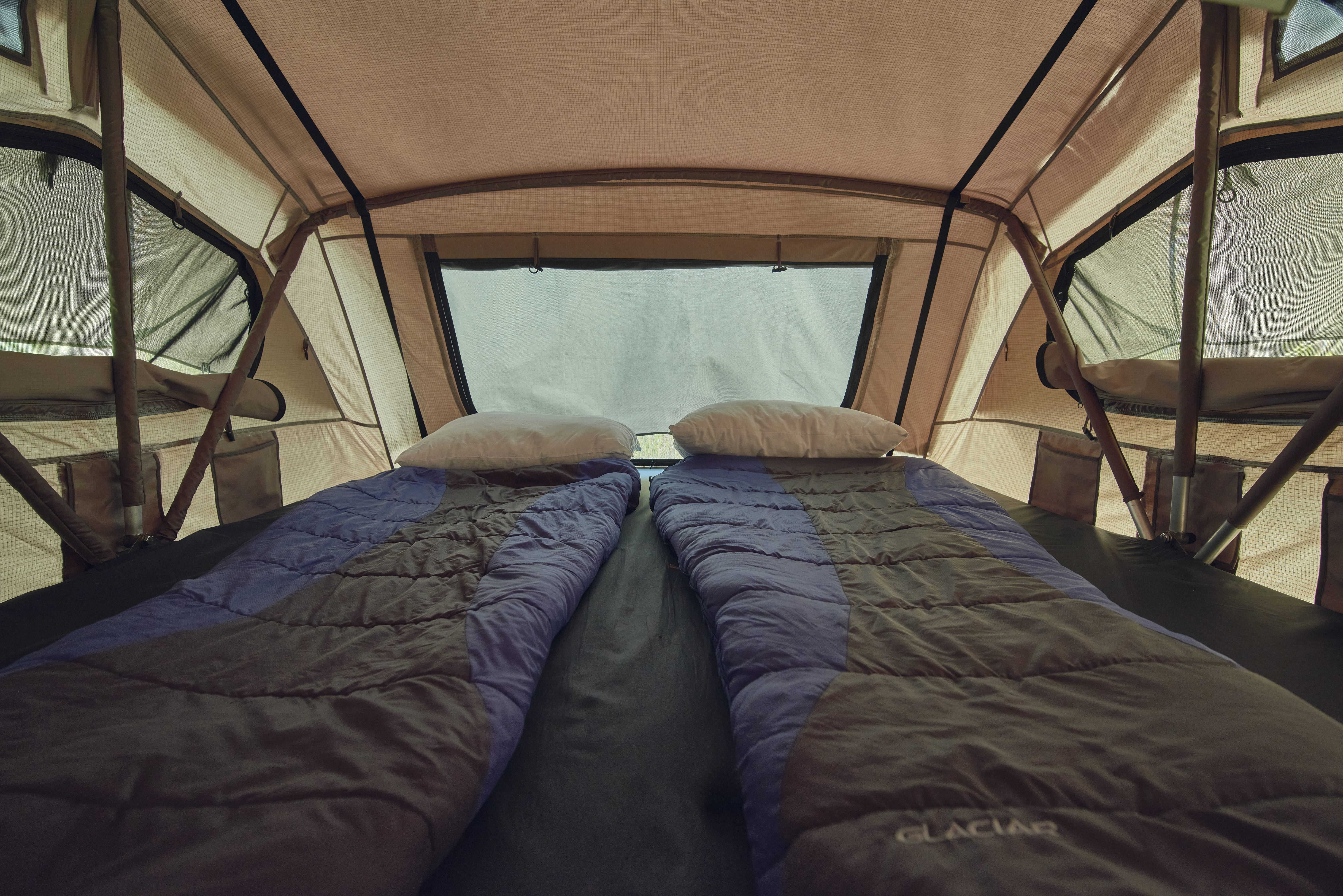 Interior de una carpa armada en el circuito W de Nomades