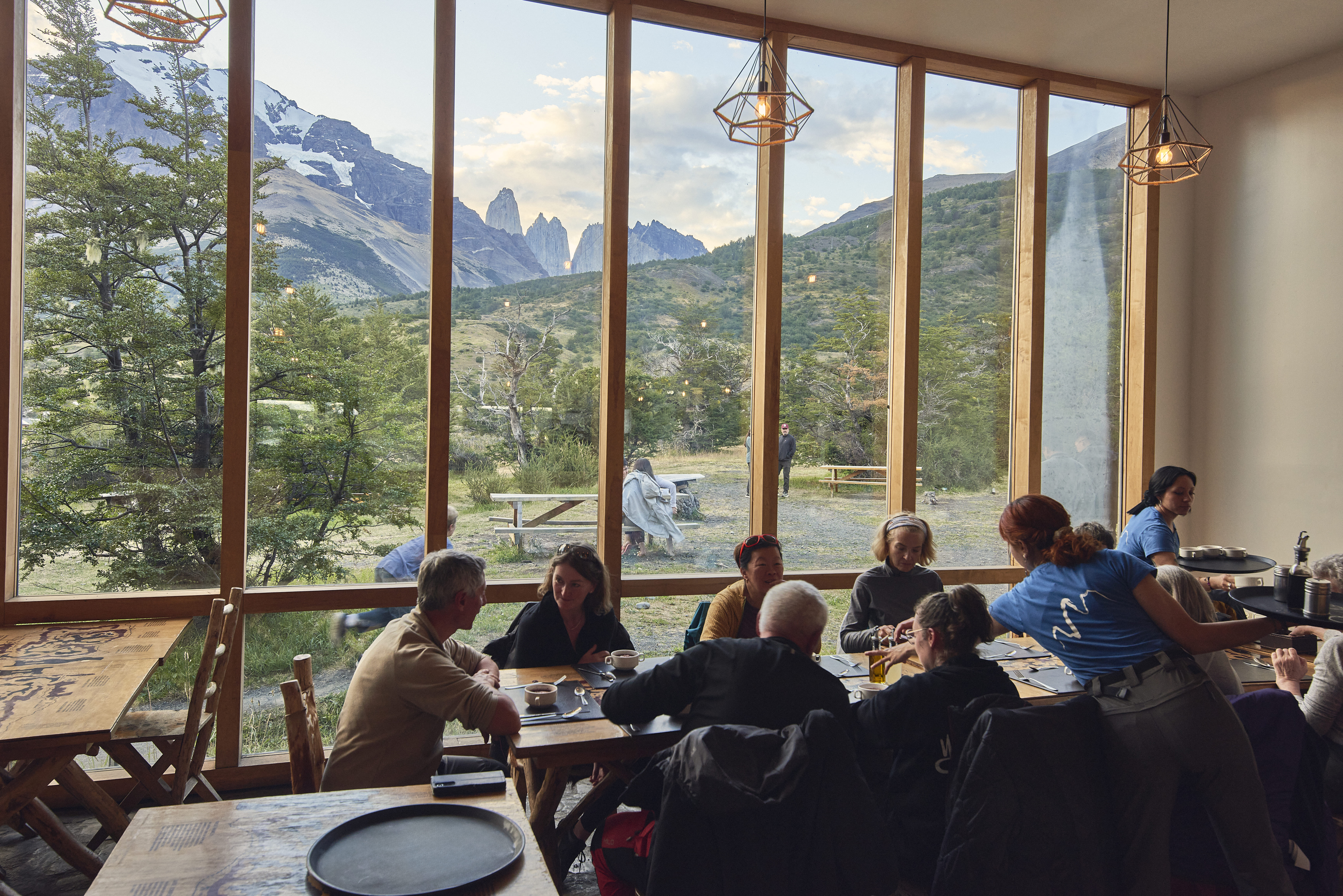 Grupo de pasajeros disfrutando la cena en el comedor del refugio Central