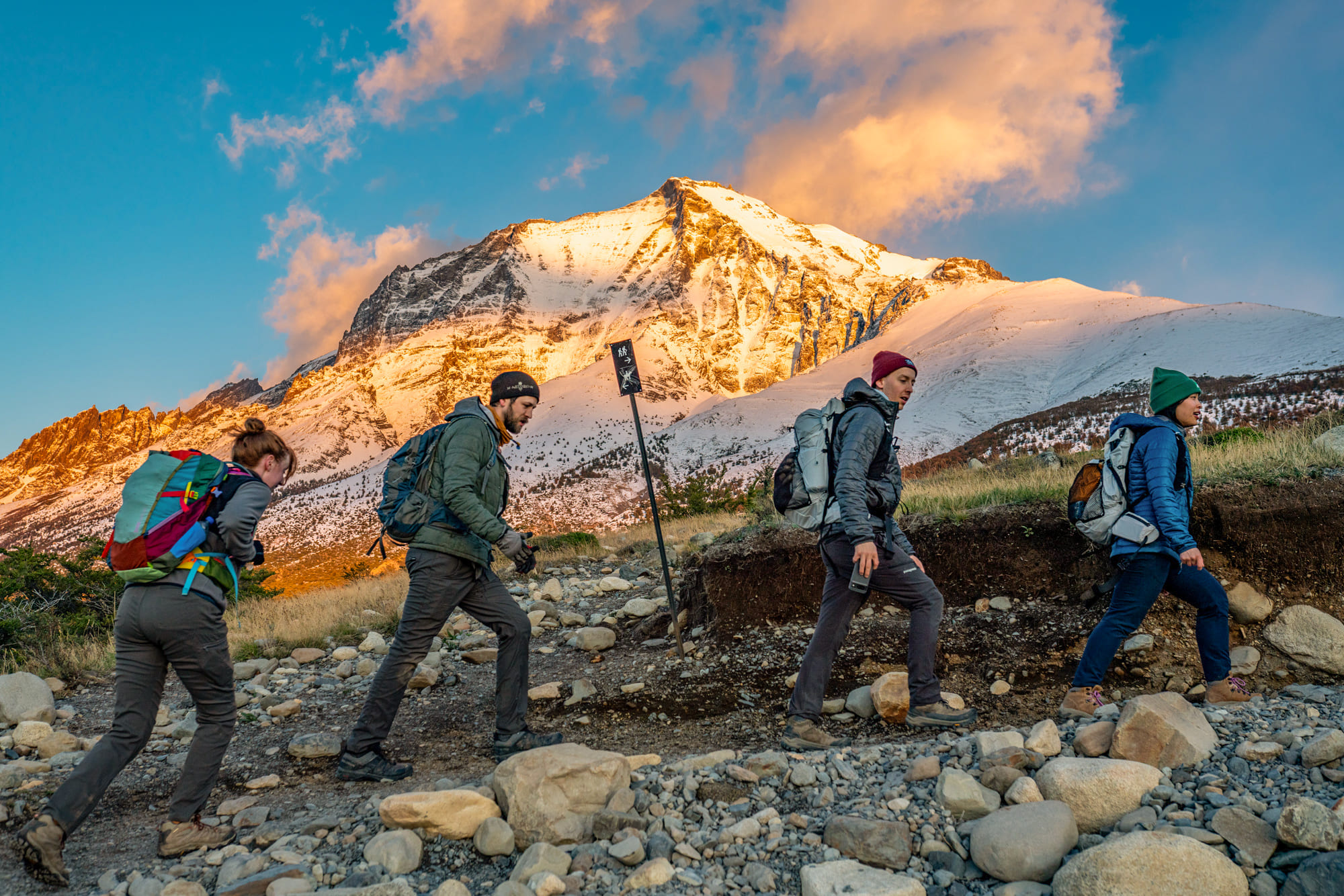 Amigos haciendo trekking en el sector Paine Grande de Torres del Paine