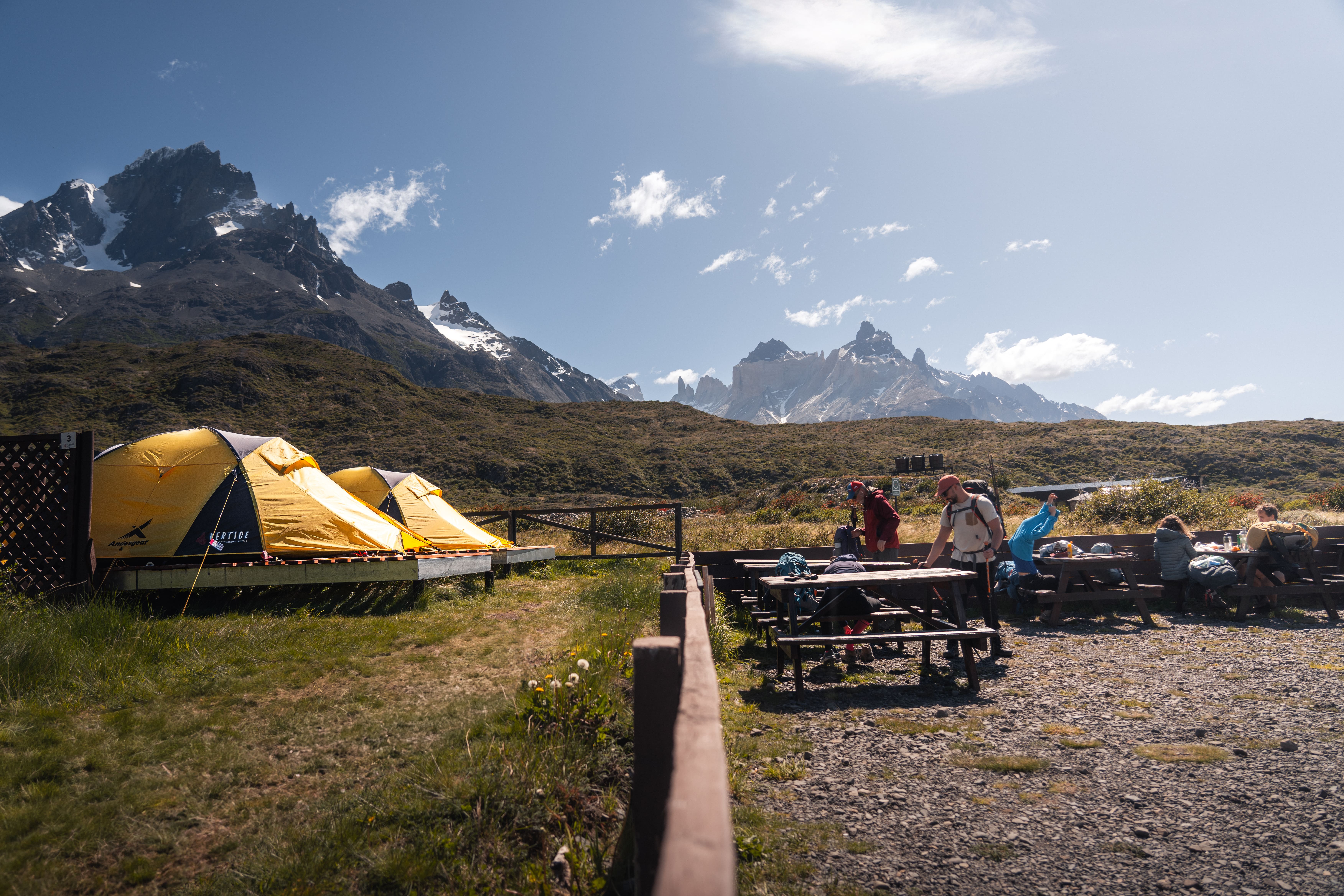 Carpas armadas en sector Paine Grande del circuito O de Torres del Paine