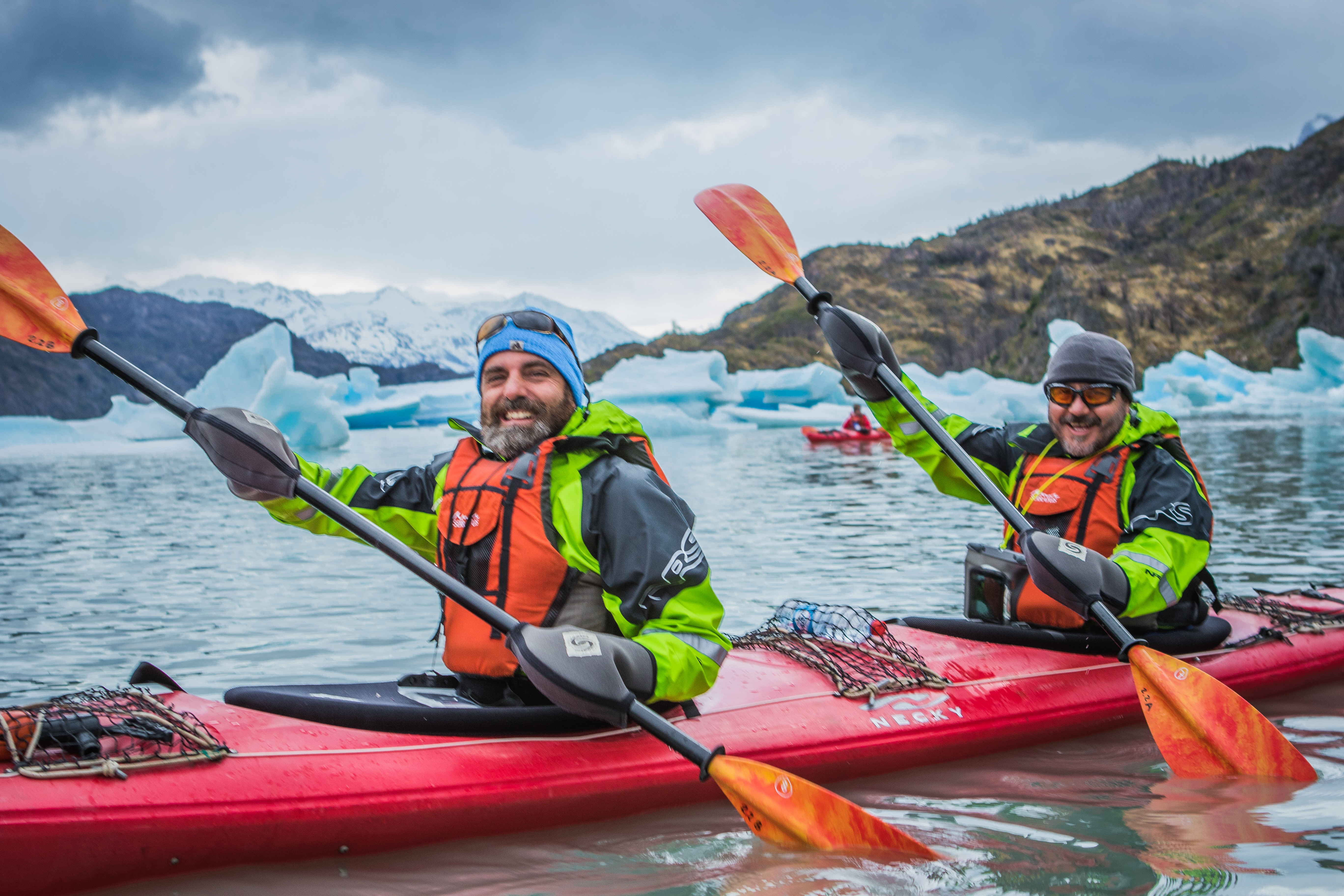 Kayak en lago Grey
