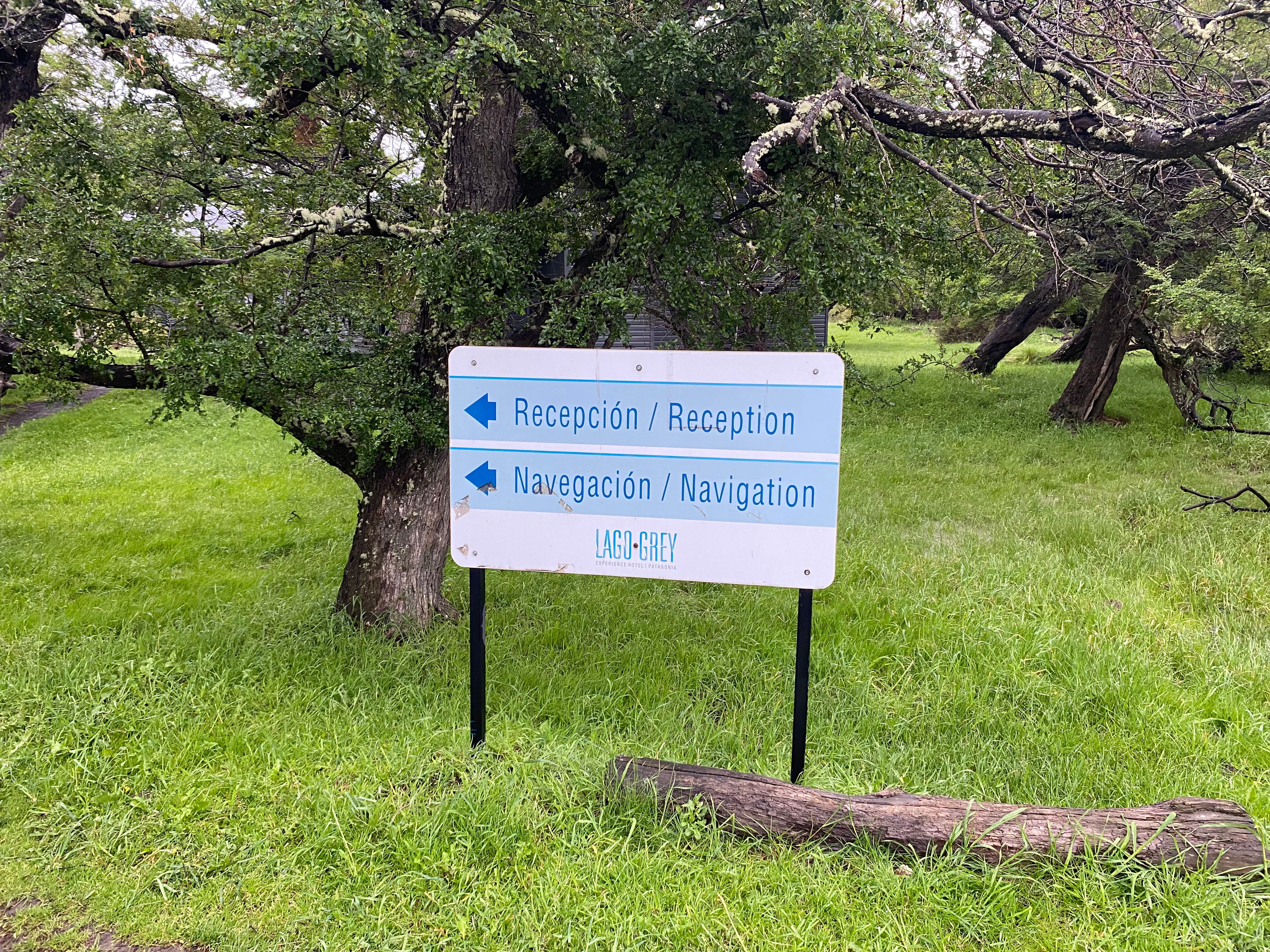 Letrero camino a la recepción