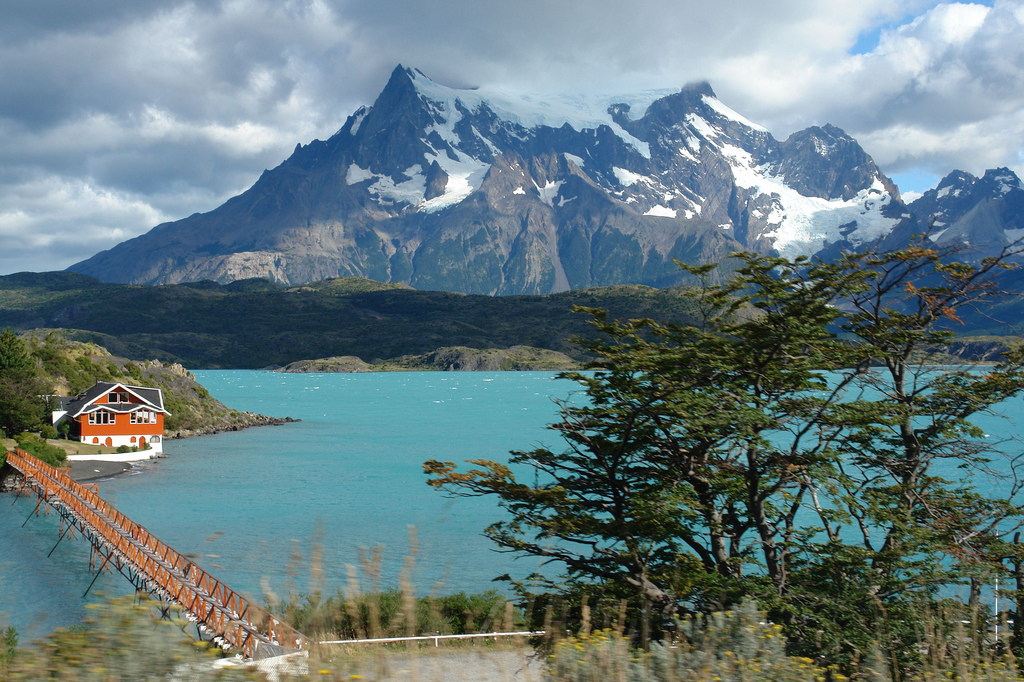 Vista del lago Pehóe y el macizo Paine.