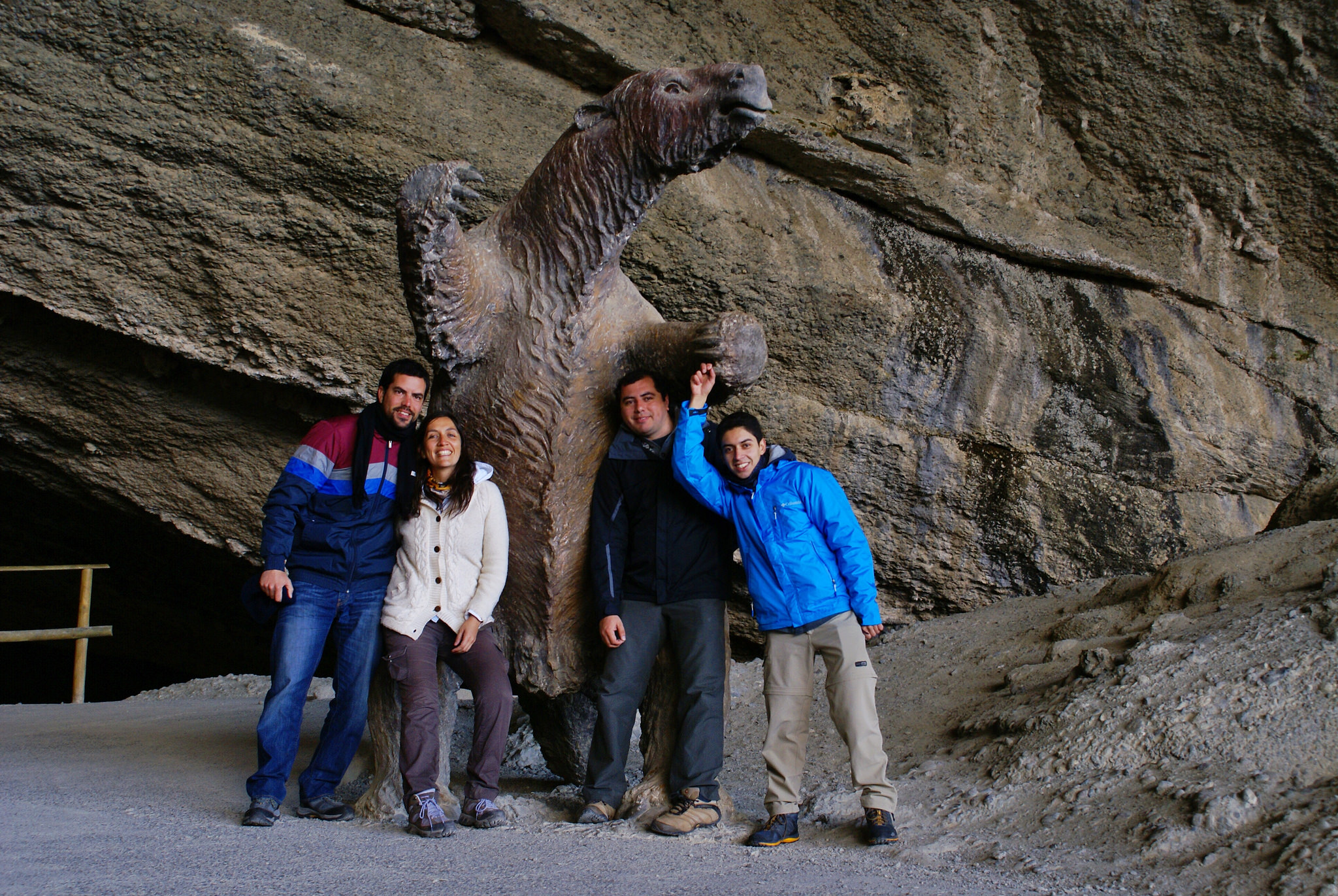 Personas en la Cueva del Milodón.