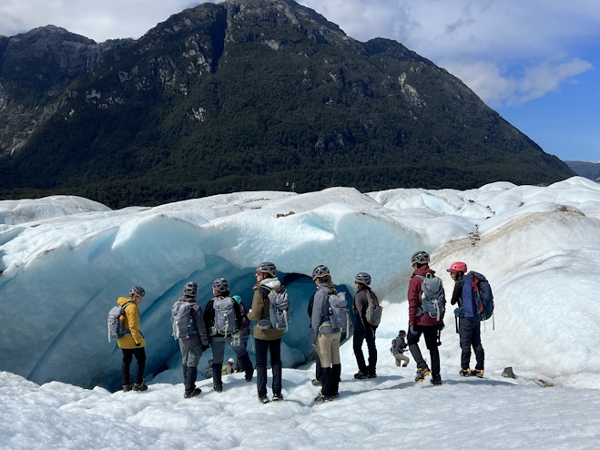 Grupo de personas en glaciar Exploradores