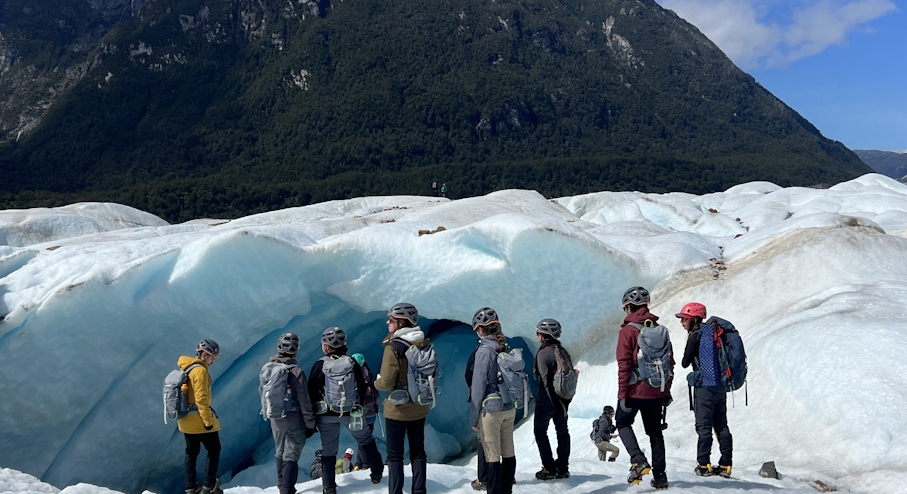 Grupo de personas en glaciar Exploradores