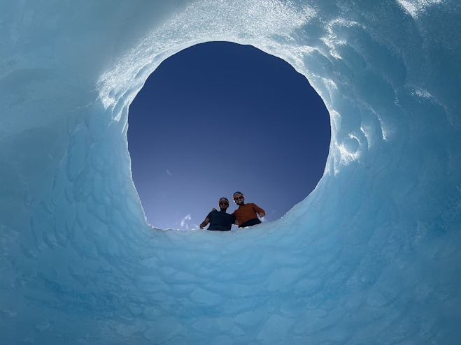 Dos hombres en caminata en hielo en glaciar Exploradores