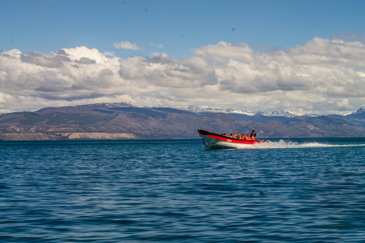 Bote en lago General Carrera