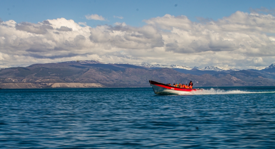 Bote en lago General Carrera