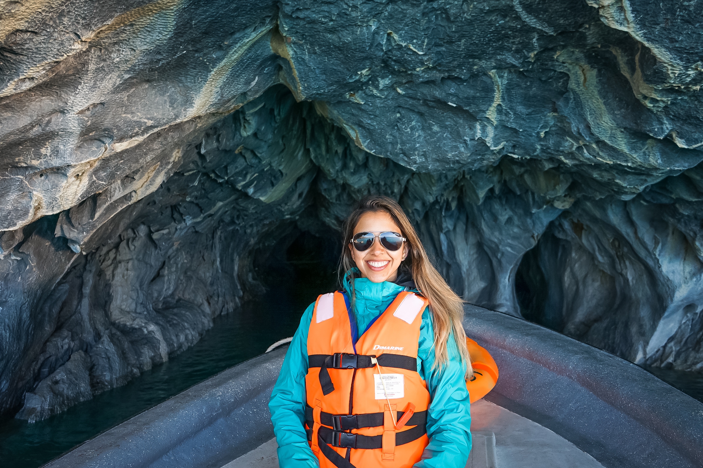 Persona en cavernas de mármol