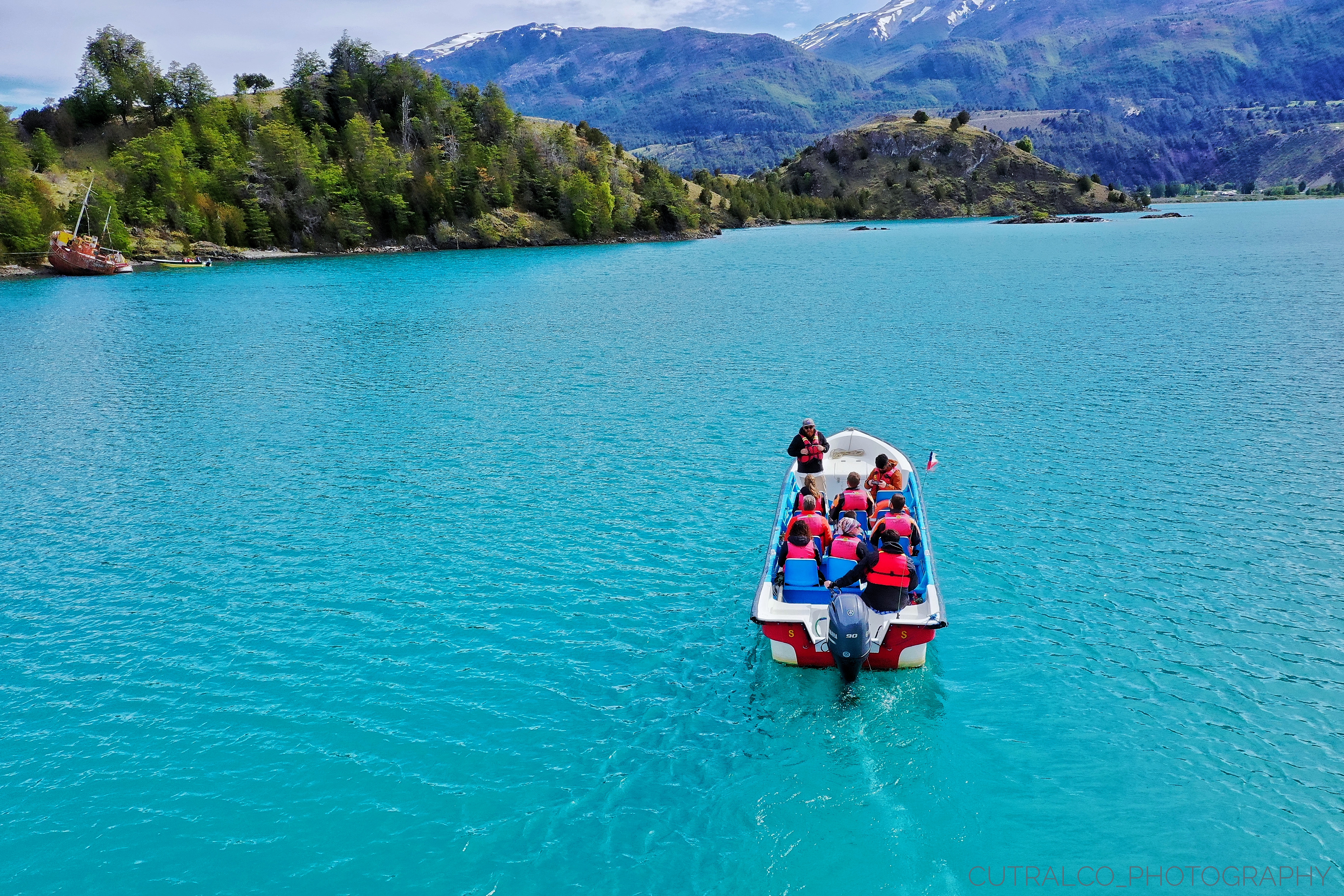 Bote en lago General Carrera