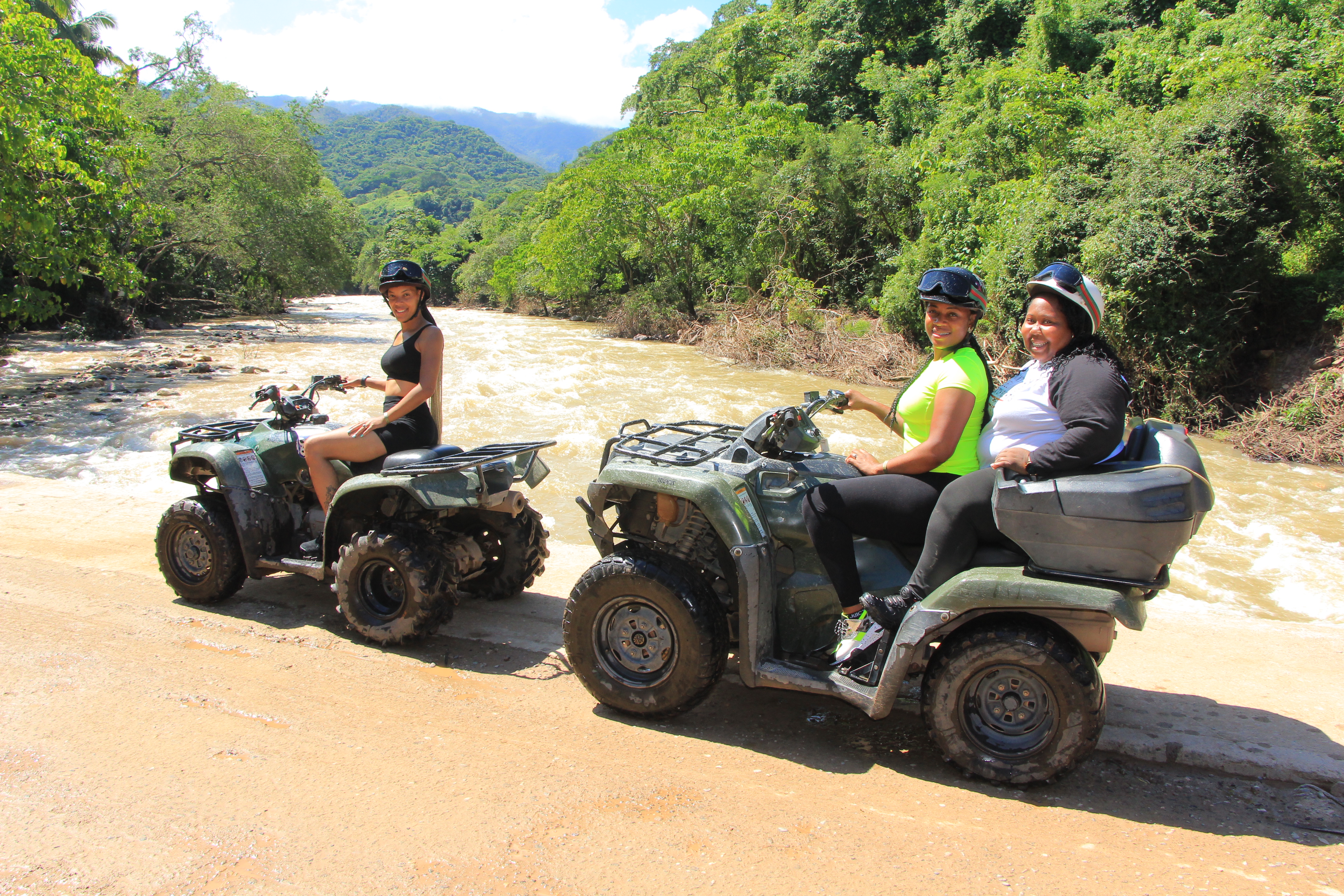 Personas en Sierra Madre