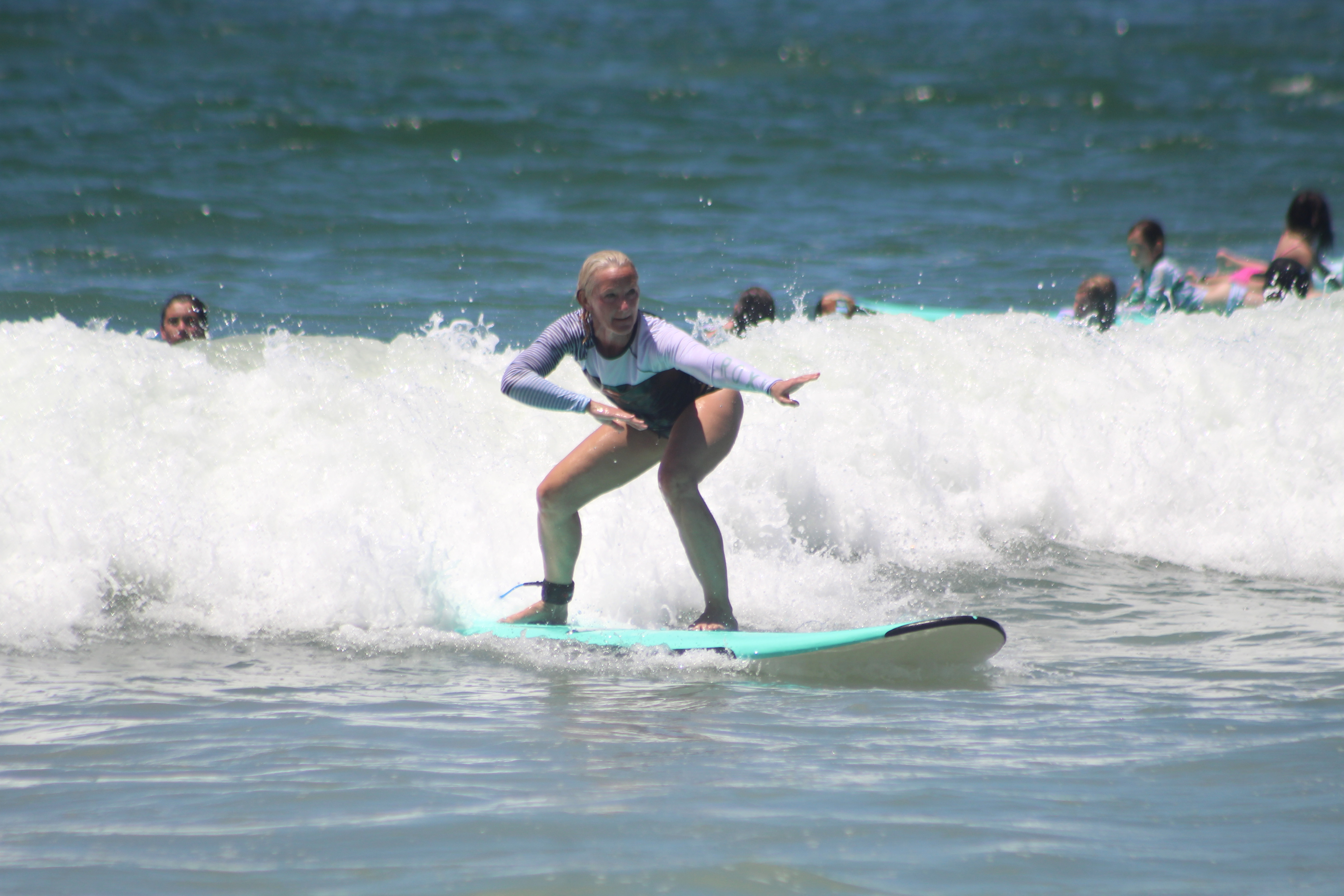 Persona surfeando en playa Lanchas