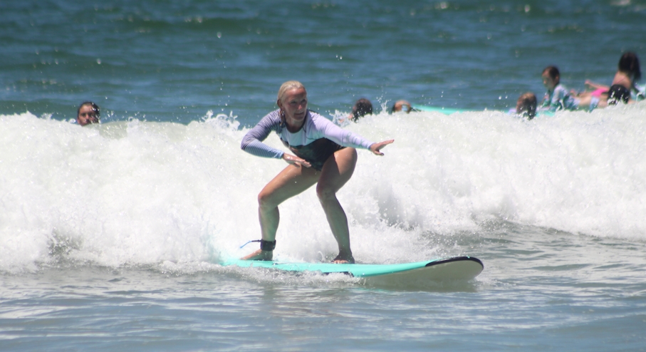 Persona surfeando en playa Lanchas