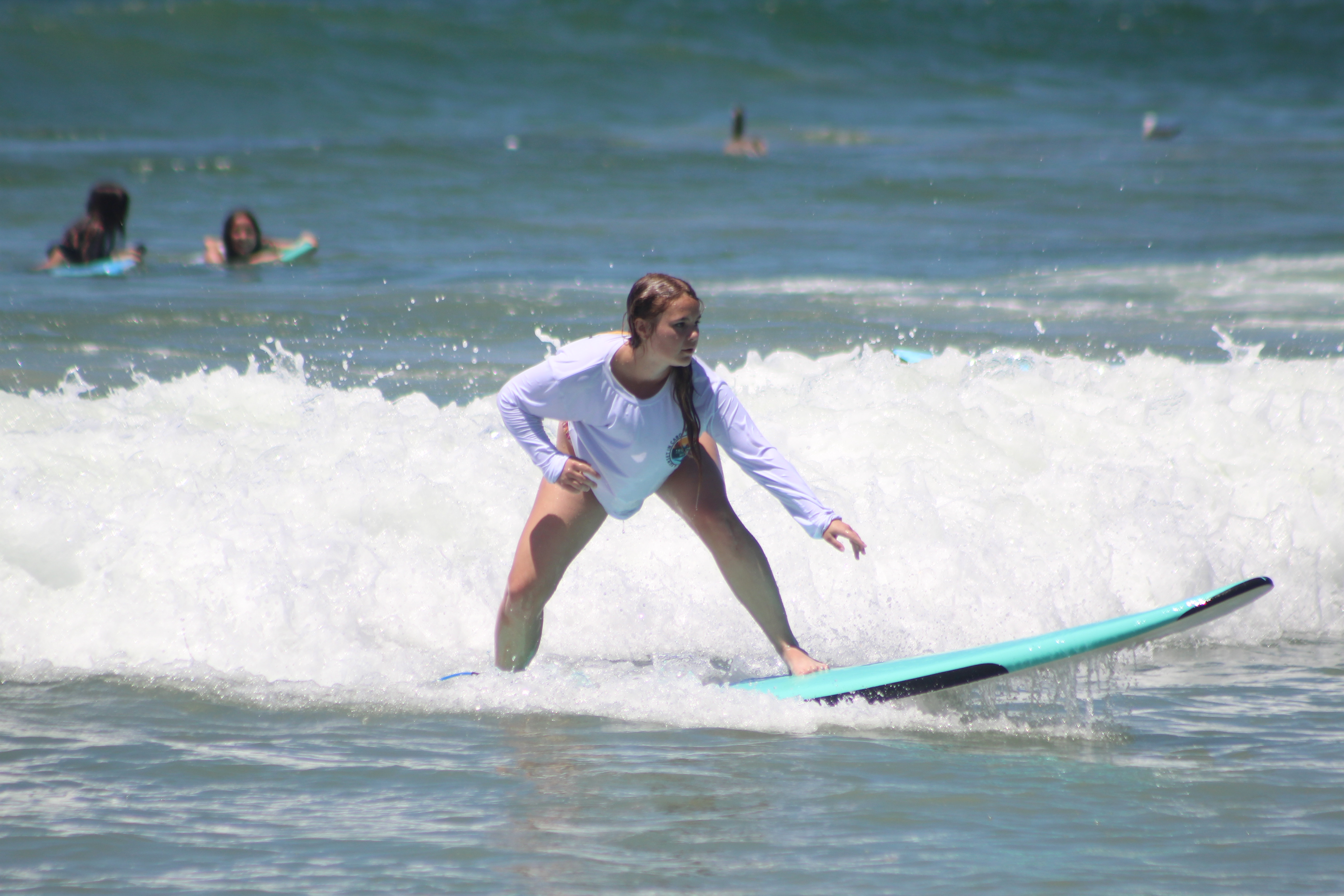 Persona surfeando en playa Sayulita