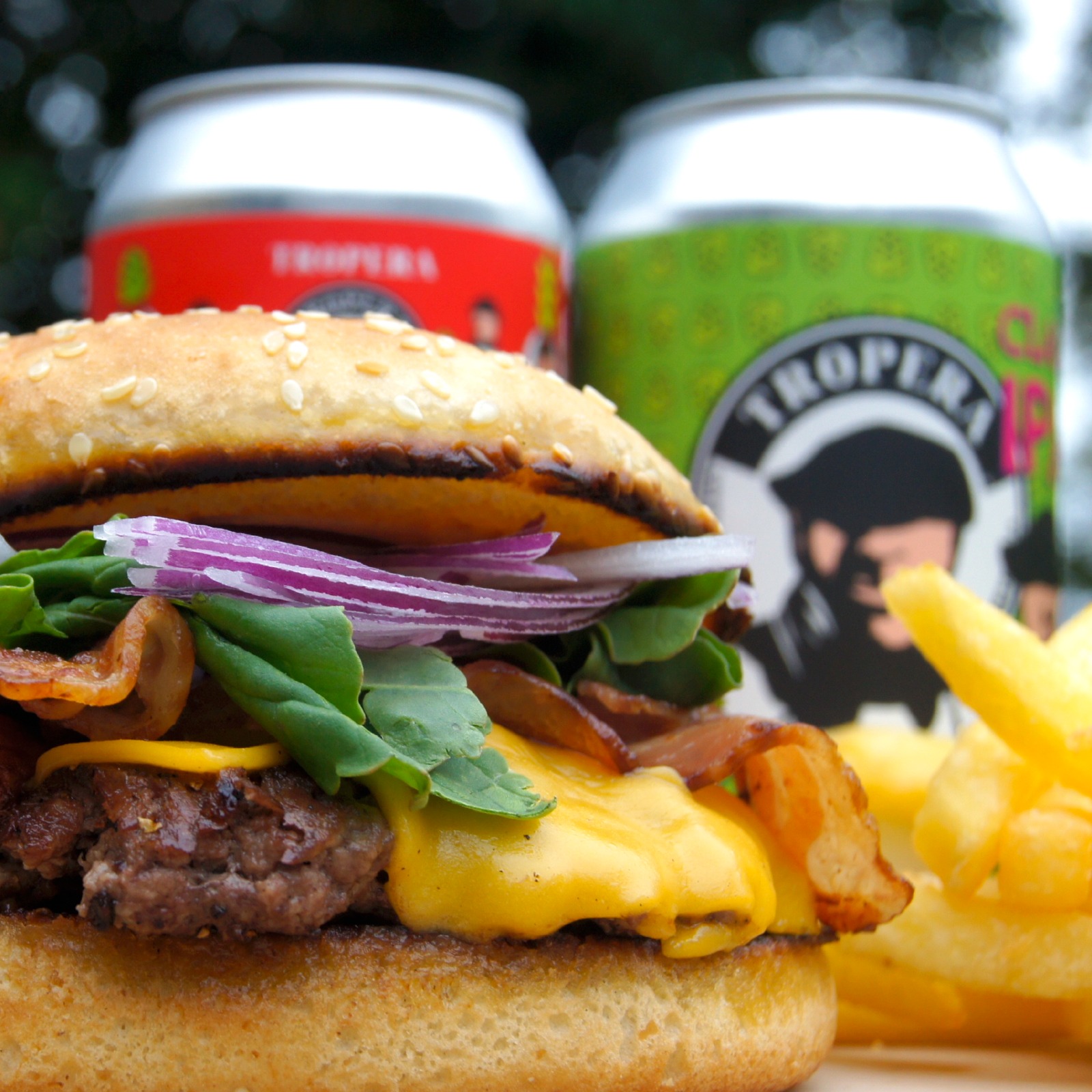 Hamburguesa y cerveza Tropera