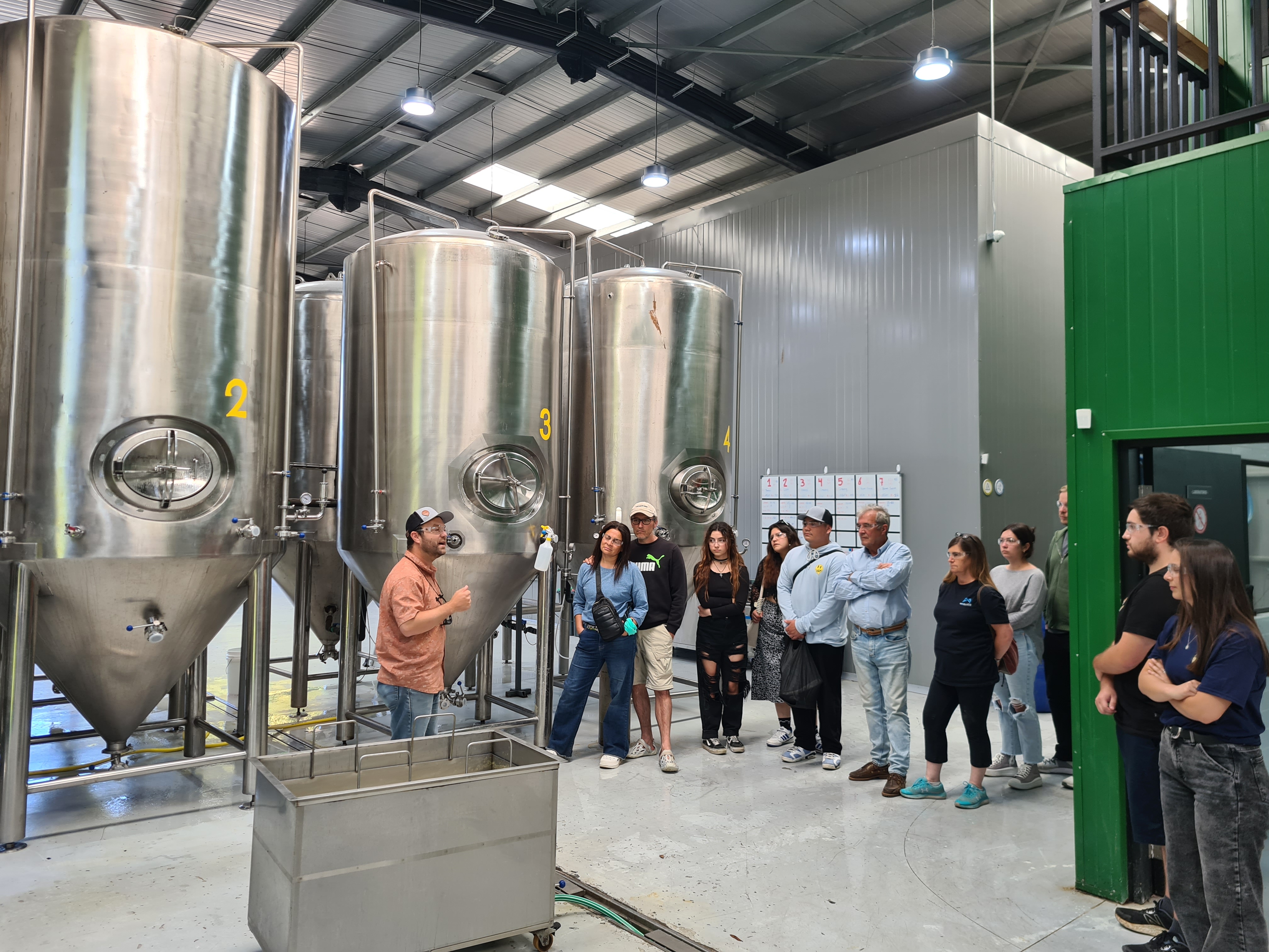 Personas y tanques de cerveza