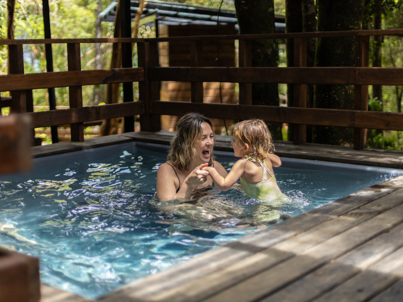Madre e hija en termas