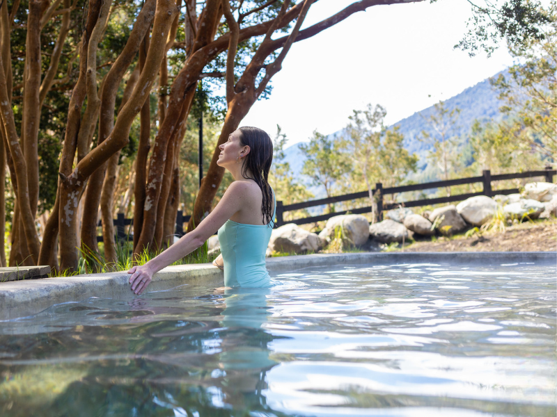 Mujer en piscina termal