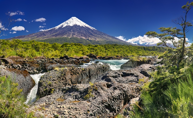 Saltos del Petrohue con el volcan Osorno de fondo